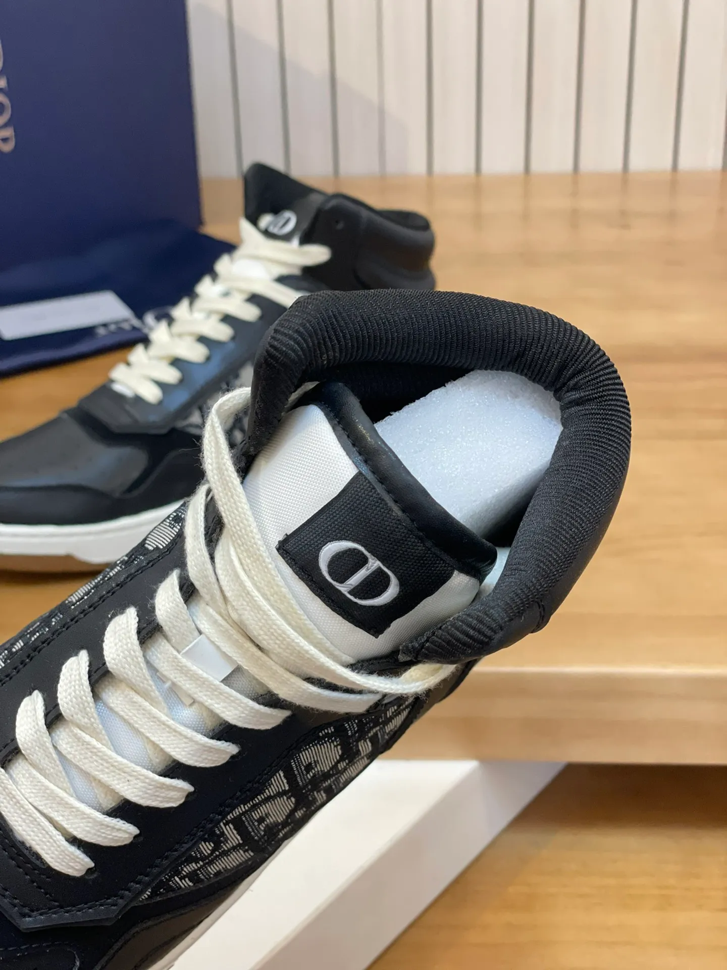 Men's shoes: 💰P460¥ Product trademark: Dior* "Dior*" high-top casual shoes Regular size: 38-44 (can be customized to 45.46) Product materials: Upper imported cowhide stitched with original fabric, breathable lining, original outsole. Number: 1006